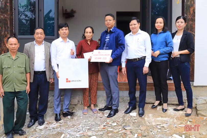 Bàn giao nhà tình nghĩa cho hộ nghèo ở Hương Sơn