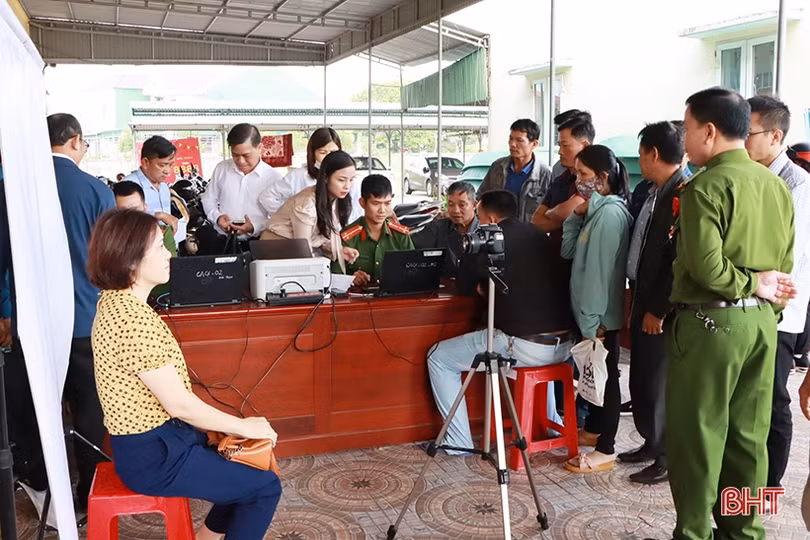 Người dân Cẩm Xuyên sôi nổi tham gia ngày hội chuyển đổi số