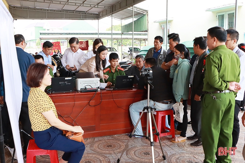 Người dân Cẩm Xuyên sôi nổi tham gia ngày hội chuyển đổi số