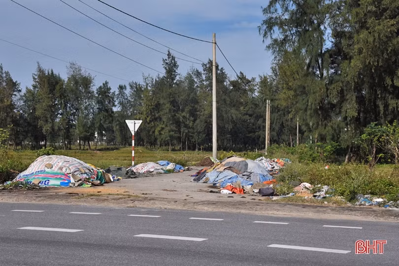 Nhiều hình ảnh chưa đẹp về tập kết rác ở Lộc Hà