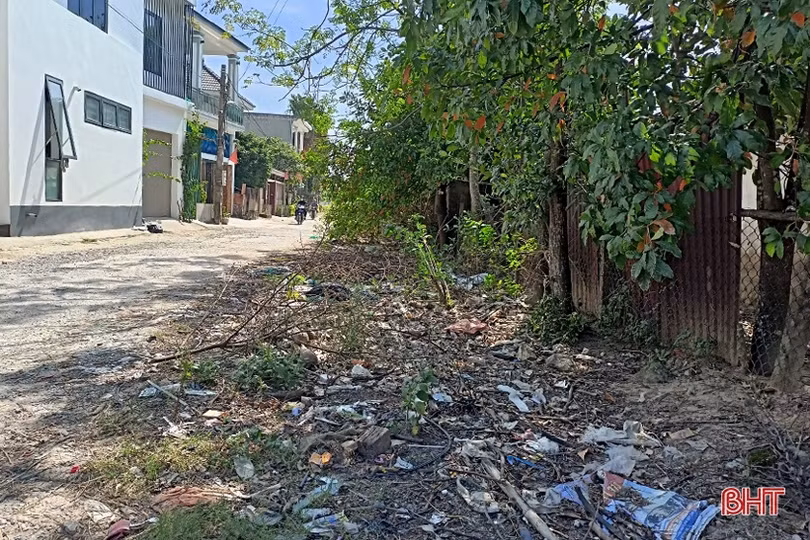 Nhiều hình ảnh chưa đẹp về tập kết rác ở Lộc Hà