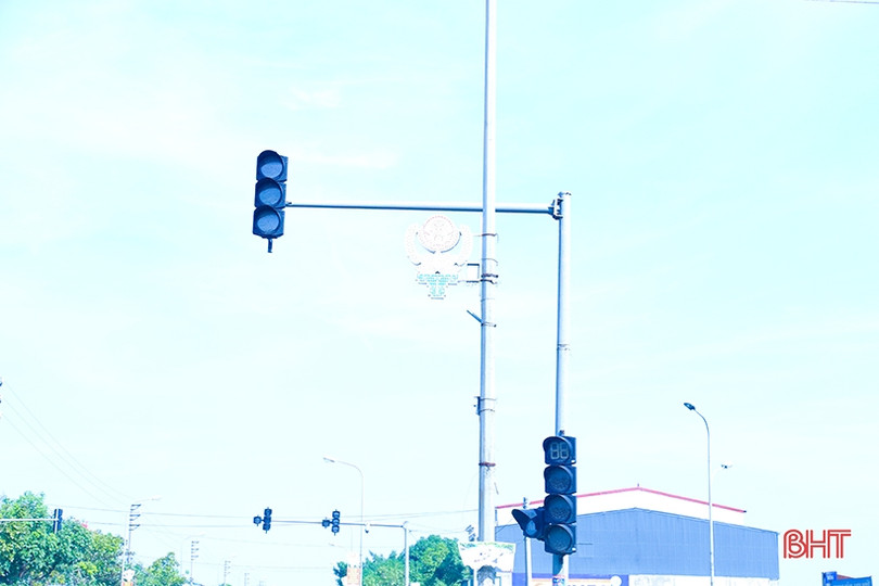 Cụm đèn giao thông có như... không, làm khó người đi đường