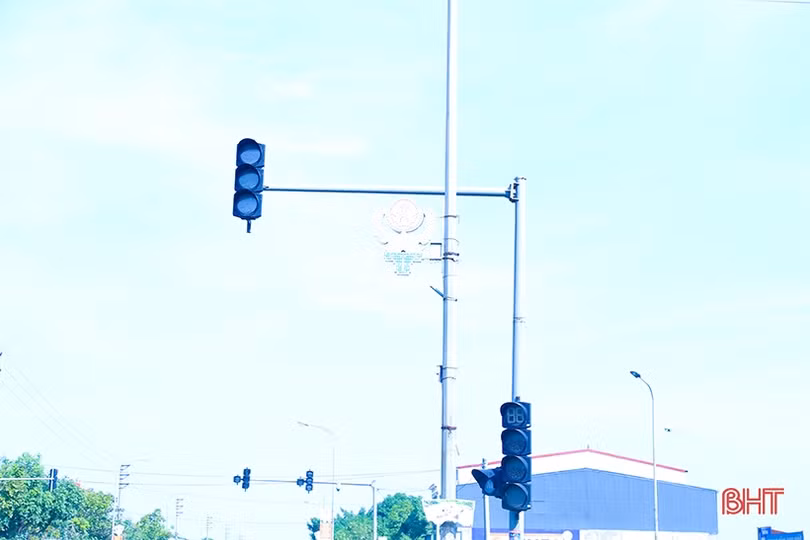 Cụm đèn giao thông có như... không, làm khó người đi đường