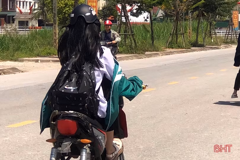 “Camera giấu kín” ghi lại hình ảnh học sinh vi phạm trật tự an toàn giao thông