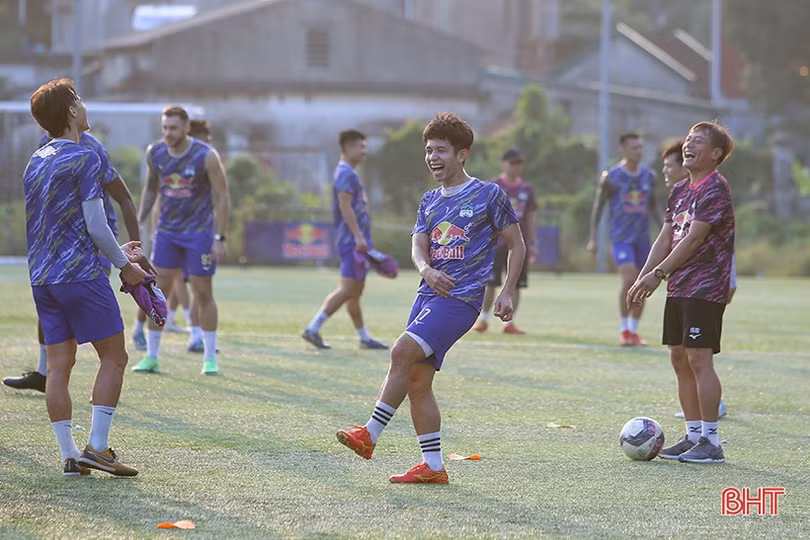 Cổ động viên Hà Tĩnh săn đón chữ ký của dàn sao Hoàng Anh Gia Lai