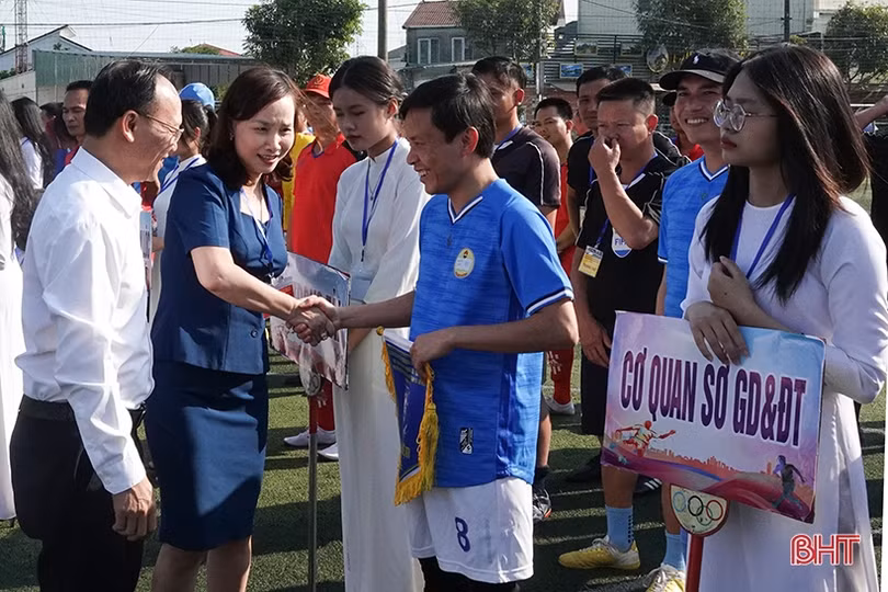 12 đội tham gia Giải Bóng đá nam các đơn vị trực thuộc Sở GD&ĐT Hà Tĩnh