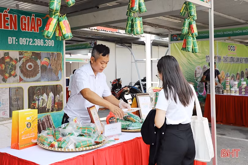 Nhộn nhịp mua sắm trong Tuần lễ Sản phẩm tiêu biểu Hà Tĩnh tại Hà Nội