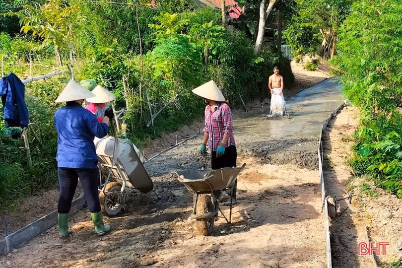 Cán bộ và người dân xã miền núi ở Hương Sơn “tăng tốc” xây dựng NTM nâng cao