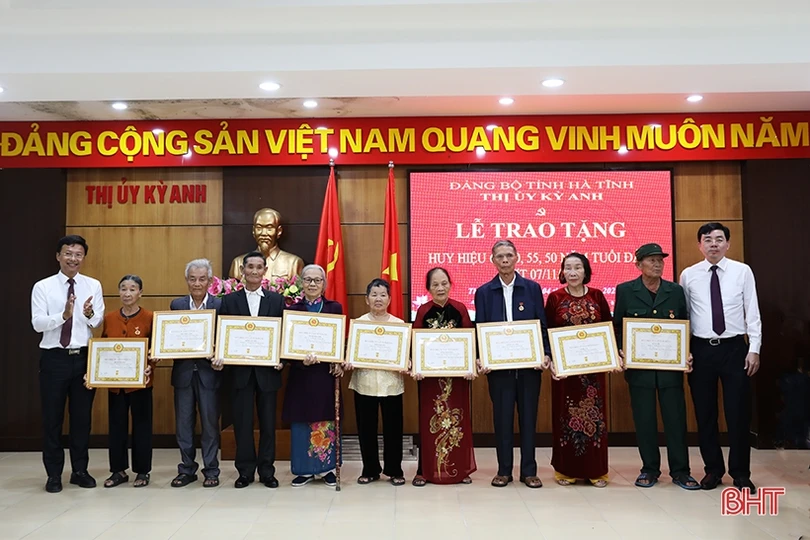 Hà Tĩnh tặng, truy tặng Huy hiệu Đảng cho 948 đảng viên dịp Cách mạng Tháng Mười Nga