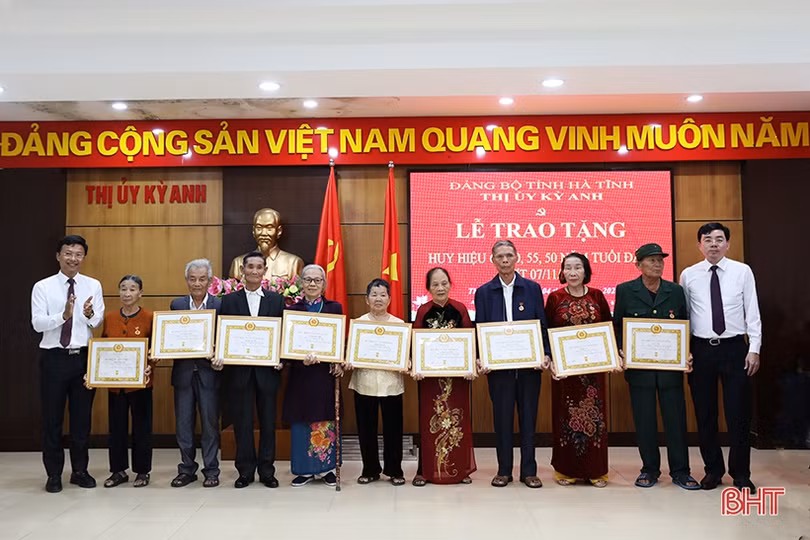 Hà Tĩnh tặng, truy tặng Huy hiệu Đảng cho 948 đảng viên dịp Cách mạng Tháng Mười Nga