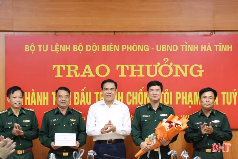 Trao thưởng thành tích phá đường dây ma túy xuyên quốc gia tại Hà Tĩnh