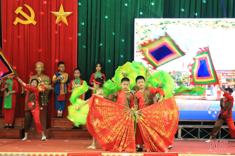 Đặc sắc chương trình giao lưu các CLB dân ca ví, giặm trường học ở Hương Sơn