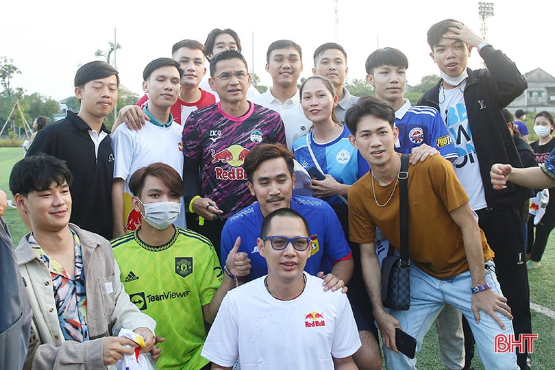 Cổ động viên Hà Tĩnh săn đón chữ ký của dàn sao Hoàng Anh Gia Lai