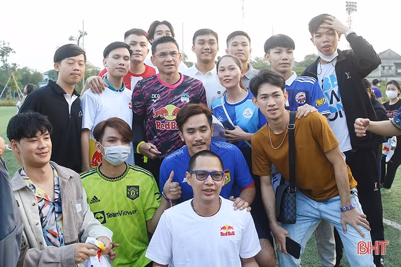 Cổ động viên Hà Tĩnh săn đón chữ ký của dàn sao Hoàng Anh Gia Lai