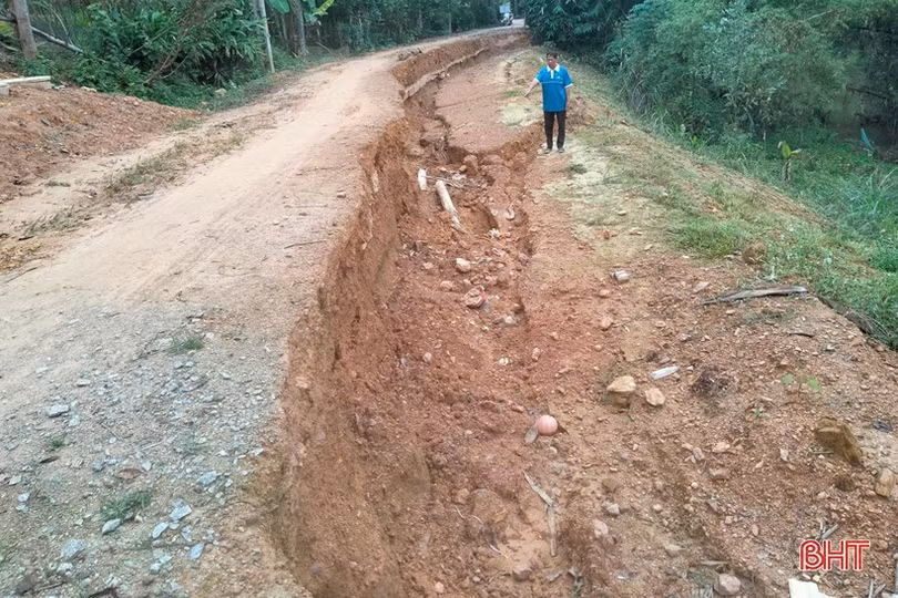 Khẩn cứu đường dân sinh sụt lún nặng ở huyện miền núi Hà Tĩnh