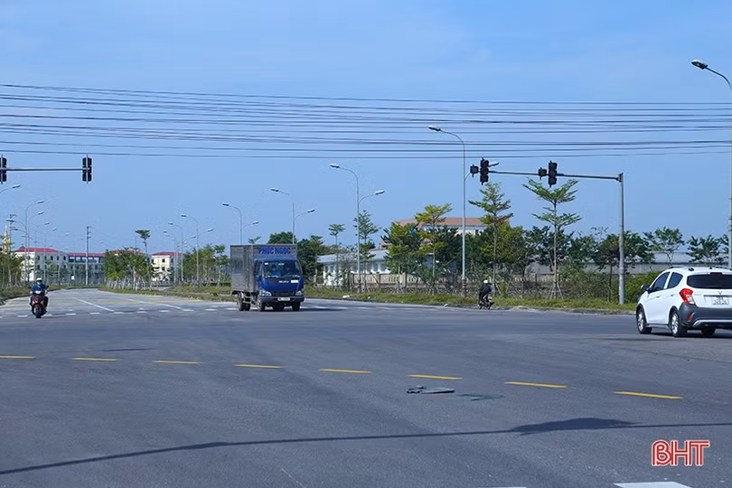 Cụm đèn giao thông có như... không, làm khó người đi đường