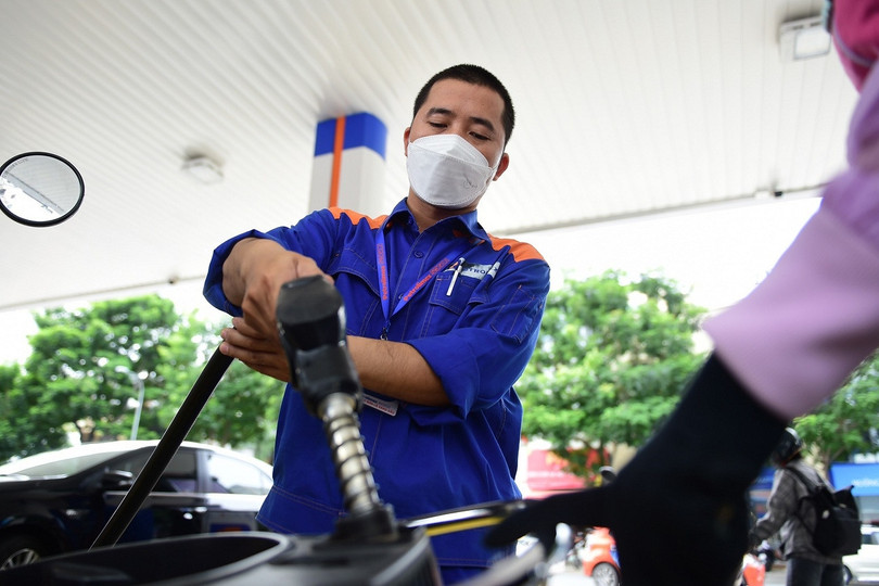 Giá xăng tăng lần thứ ba liên tiếp