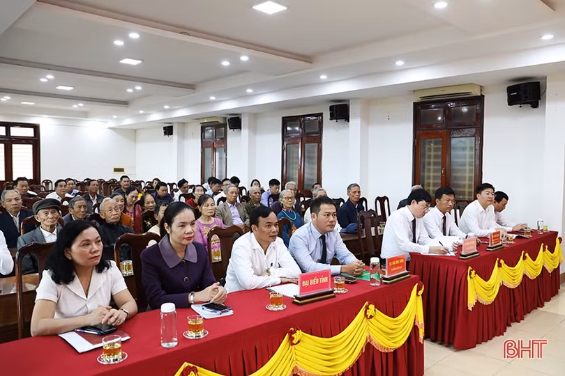 Hà Tĩnh tặng, truy tặng Huy hiệu Đảng cho 948 đảng viên dịp Cách mạng Tháng Mười Nga