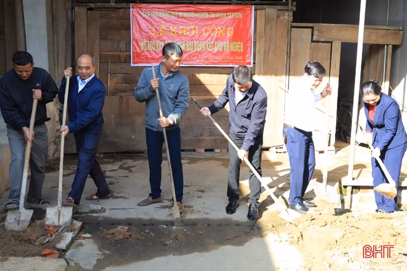 Bàn giao nhà tình nghĩa cho hộ nghèo ở Hương Sơn