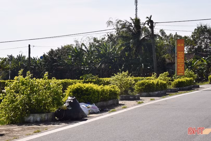 Nhiều hình ảnh chưa đẹp về tập kết rác ở Lộc Hà