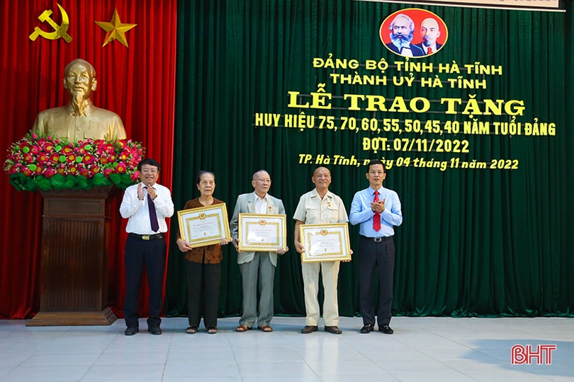 Trao Huy hiệu Đảng cho 107 đảng viên ở TP Hà Tĩnh