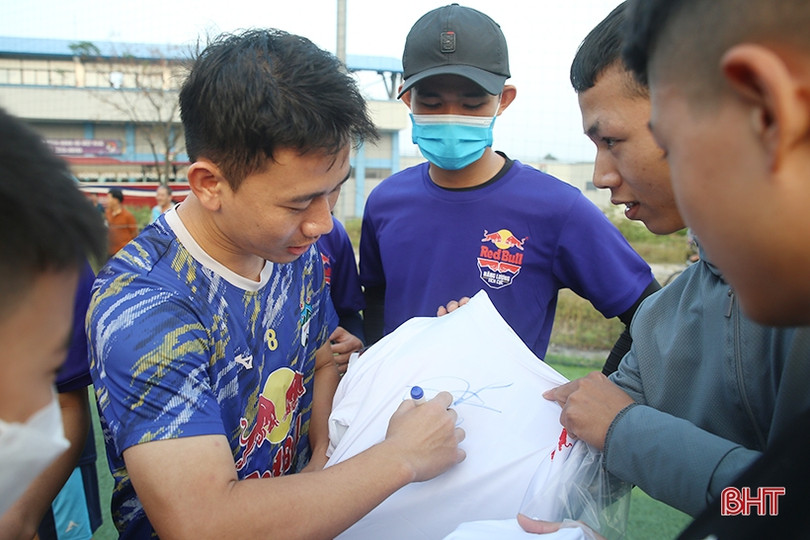 Cổ động viên Hà Tĩnh săn đón chữ ký của dàn sao Hoàng Anh Gia Lai