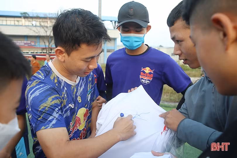 Cổ động viên Hà Tĩnh săn đón chữ ký của dàn sao Hoàng Anh Gia Lai