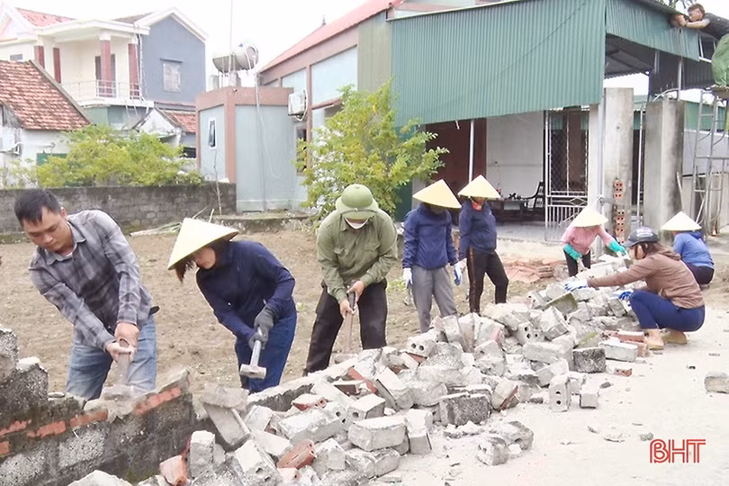 10 hộ dân Nghi Xuân hiến gần 350m<sup>2</sup> đất mở đường giao thông