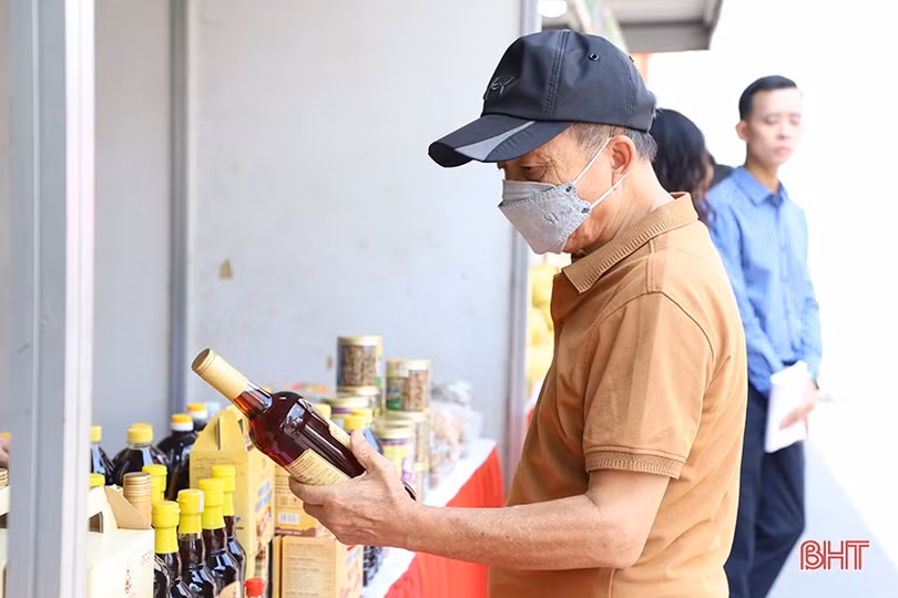 Nhộn nhịp mua sắm trong Tuần lễ Sản phẩm tiêu biểu Hà Tĩnh tại Hà Nội