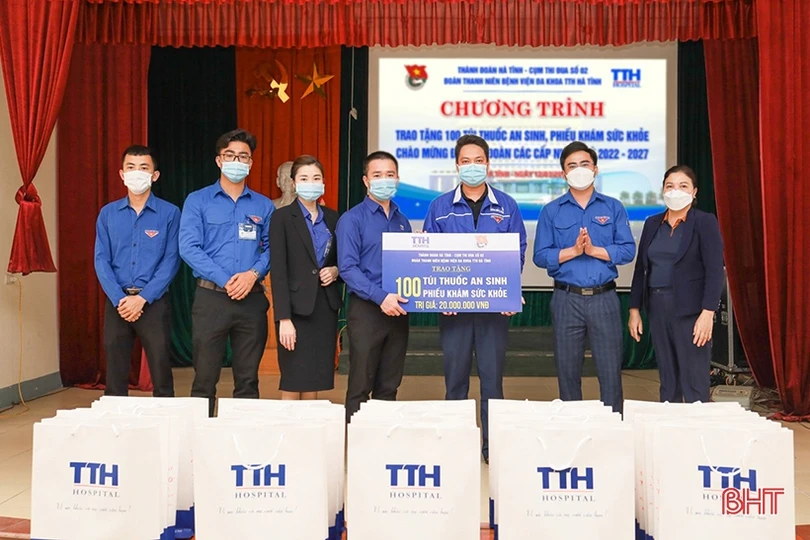 Bệnh viện Đa khoa TTH Hà Tĩnh tặng quà, khám cấp phát thuốc miễn phí cho người cao tuổi