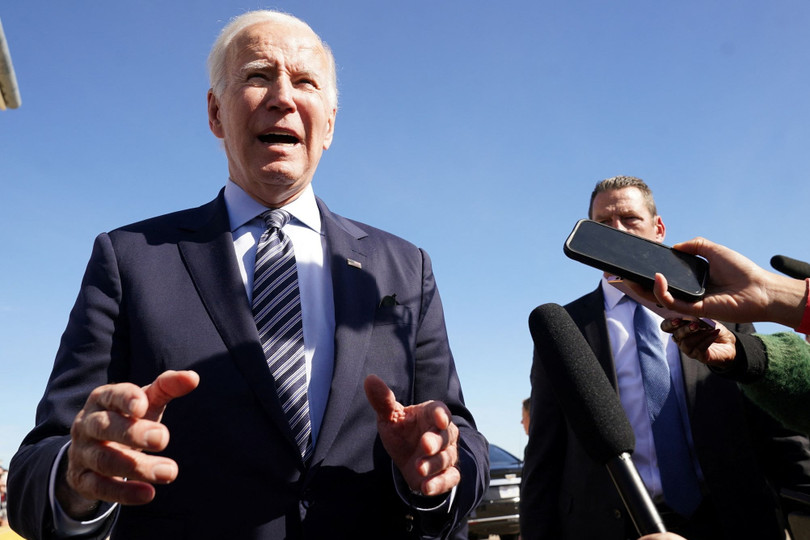 Tổng thống Mỹ Joe Biden nói với báo giới trước khi lên Không lực 1 ngày 4-11 để tới Chicago trong chuyến vận động tranh cử cho Đảng Dân chủ trước thềm bầu cử giữa kỳ - Ảnh: Reuters Nước Mỹ “nóng” với bầu cử giữa kỳ