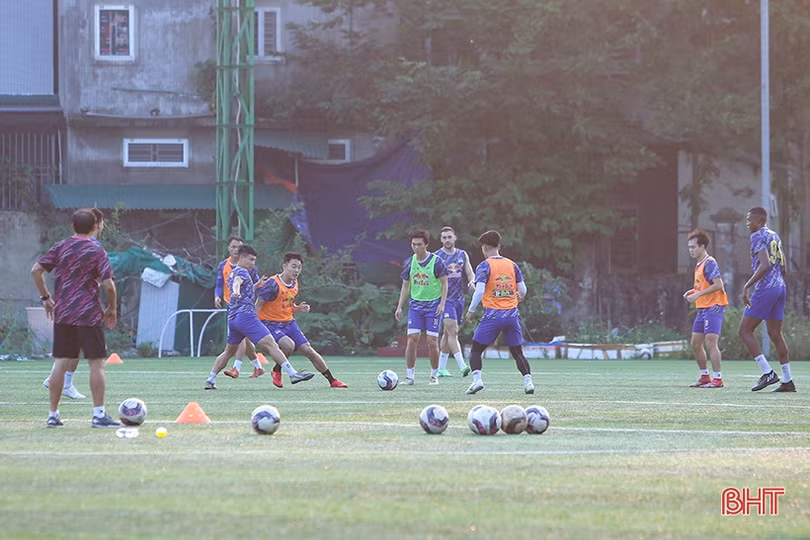 Cổ động viên Hà Tĩnh săn đón chữ ký của dàn sao Hoàng Anh Gia Lai