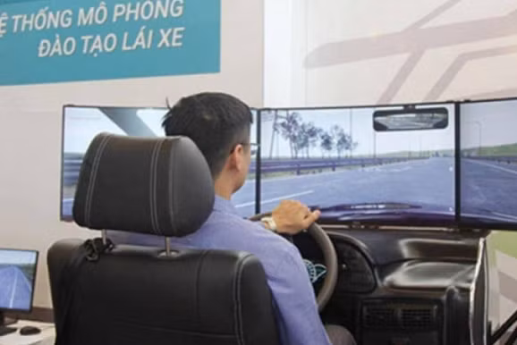 Người học lái xe ô tô bắt buộc phải luyện tập trên cabin ảo