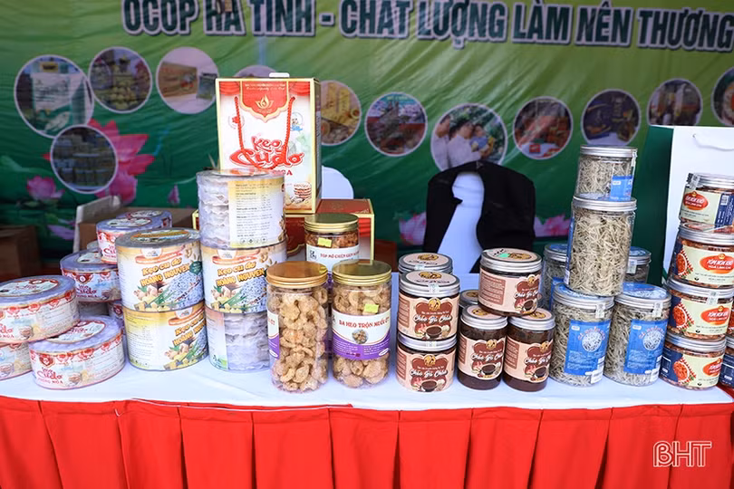 Nhộn nhịp mua sắm trong Tuần lễ Sản phẩm tiêu biểu Hà Tĩnh tại Hà Nội