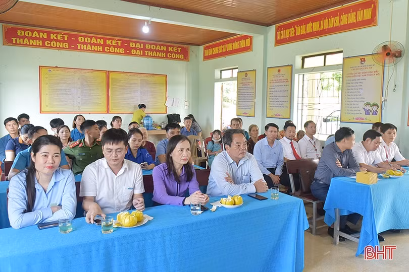 Đảng uỷ Khối CCQ&DN Hà Tĩnh bàn giao công trình NTM tại Hương Khê