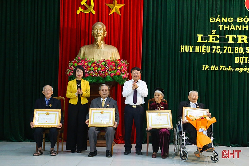 Trao Huy hiệu Đảng cho 107 đảng viên ở TP Hà Tĩnh