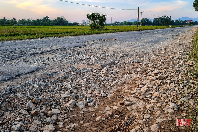 Đường xuống cấp, người dân Can Lộc mong chờ được tu sửa