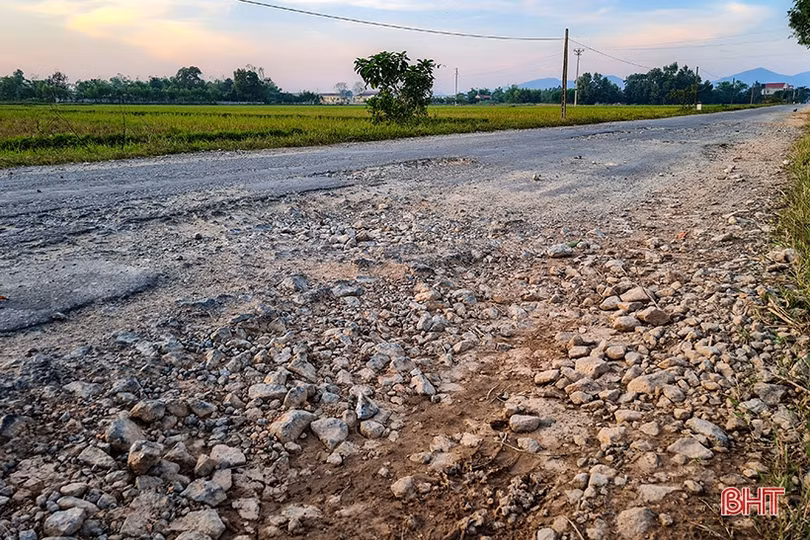 Đường xuống cấp, người dân Can Lộc mong chờ được tu sửa