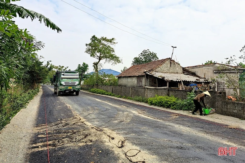 Hơn 6 tỷ đồng thảm nhựa đường giao thông ở xã trung tâm huyện Nghi Xuân