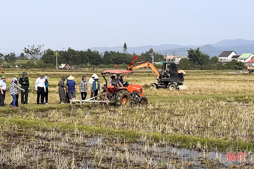 Địa phương đầu tiên ở Đức Thọ ra quân tập trung ruộng đất phục vụ sản xuất vụ xuân 2023