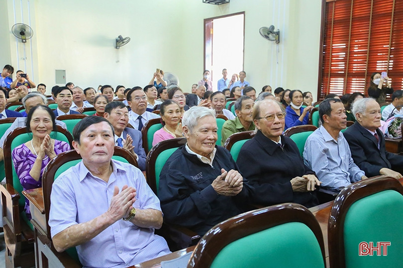 Trao Huy hiệu Đảng cho 107 đảng viên ở TP Hà Tĩnh