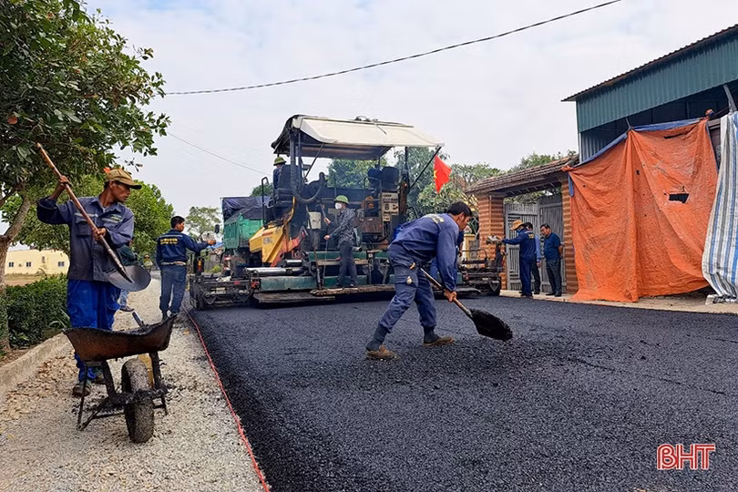 Hơn 6 tỷ đồng thảm nhựa đường giao thông ở xã trung tâm huyện Nghi Xuân