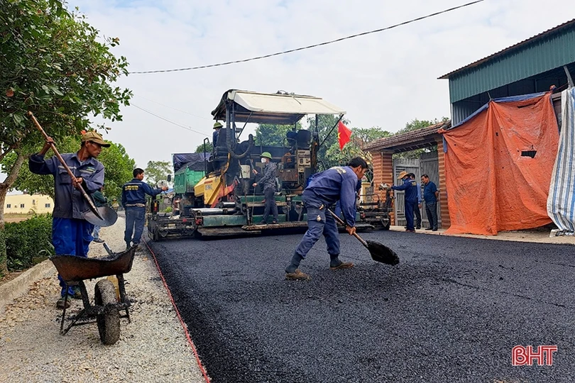 Hơn 6 tỷ đồng thảm nhựa đường giao thông ở xã trung tâm huyện Nghi Xuân