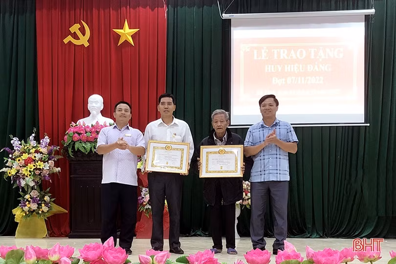 Hà Tĩnh tặng, truy tặng Huy hiệu Đảng cho 948 đảng viên dịp Cách mạng Tháng Mười Nga