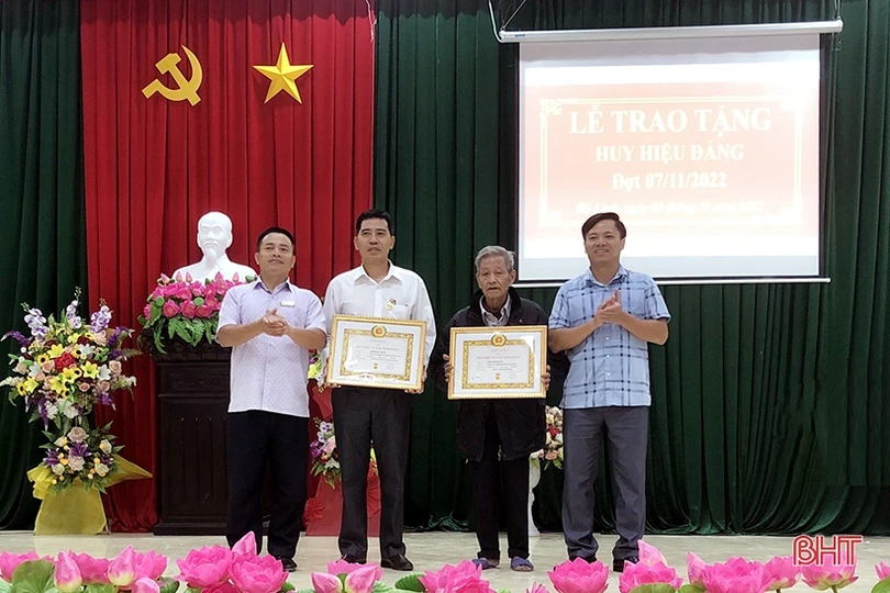 Hà Tĩnh tặng, truy tặng Huy hiệu Đảng cho 948 đảng viên dịp Cách mạng Tháng Mười Nga