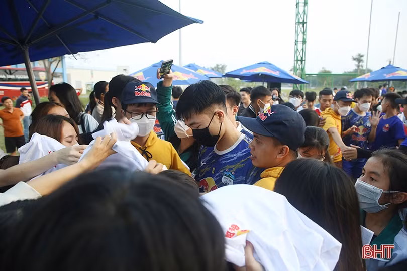 Cổ động viên Hà Tĩnh săn đón chữ ký của dàn sao Hoàng Anh Gia Lai