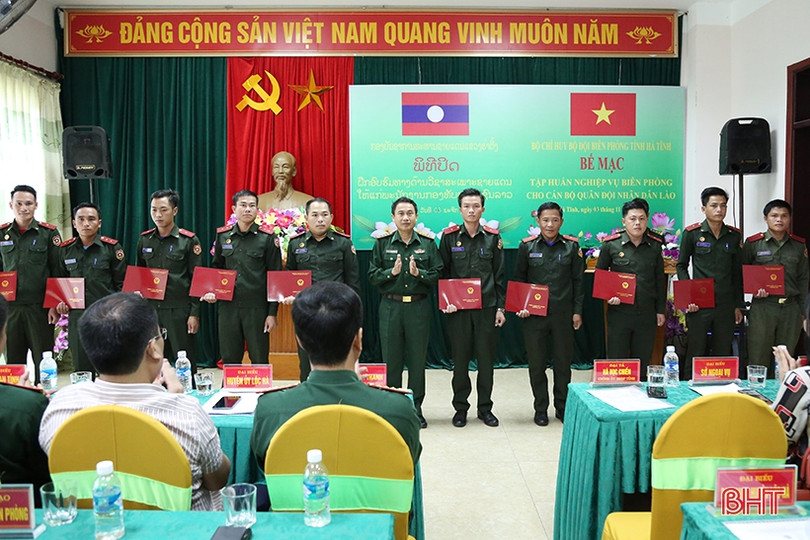 Bế mạc tập huấn nghiệp vụ biên phòng cho cán bộ quân đội Lào
