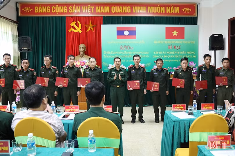 Bế mạc tập huấn nghiệp vụ biên phòng cho cán bộ quân đội Lào