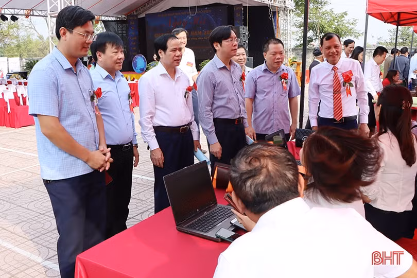 Người dân Cẩm Xuyên sôi nổi tham gia ngày hội chuyển đổi số