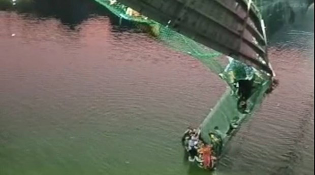 Ấn Độ: Sập cầu treo tại bang Gujarat, hàng trăm người rơi xuống sông